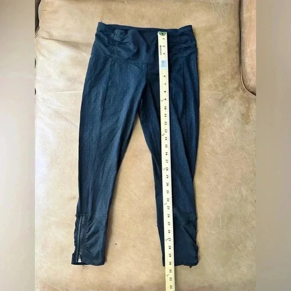 Lululemon Black Print Leggings Scrunched With Zippers Size 6 - Picture 2 of 12